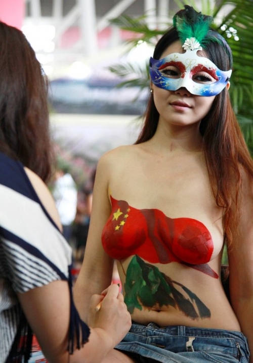 中国ではボディーペイントで尖閣の領有を主張する中国美女モデルが出現