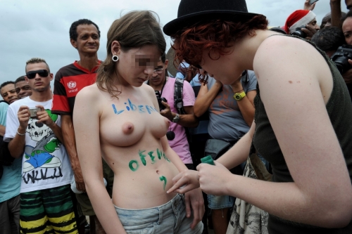 ブラジルでトップレス禁止に抗議するぷっくり乳輪女性がイイ乳すぎる