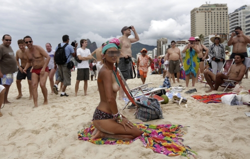 ブラジルでトップレス禁止に抗議するぷっくり乳輪女性がイイ乳すぎる